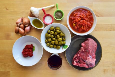 Alle Zutaten für Rindfleisch mit Oliven © Nikos Chrisikakis