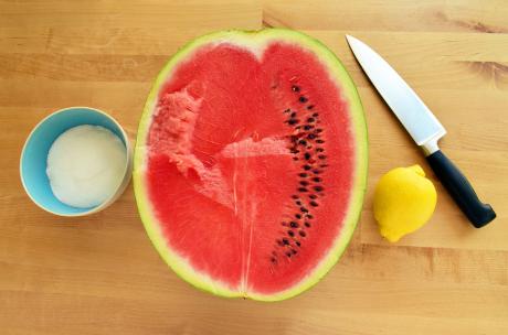 Alle Zutaten für Wassermeloneneis am Stiel © Nikos Chrisikakis