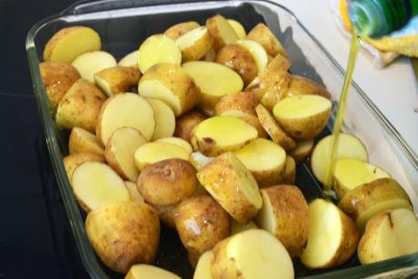 Die Kartoffeln mit Olivenöl, Salz und Pfeffer würzen © Nikos Chrisikakis