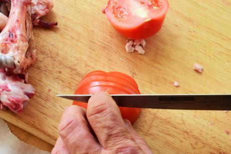 Tomate in Scheiben schneiden © Nikos Chrisikakis