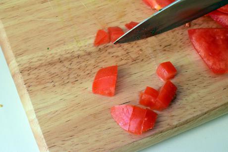 Tomaten in Würfel schneiden© Nikos Chrisikakis