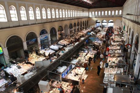 Historisch: Der Athener Fischmarkt wurde 1900 gegründet. Die historischen Gebäude in zentraler Lage der Stadt sind das Ziel zahlreicher Fischliebhaber.